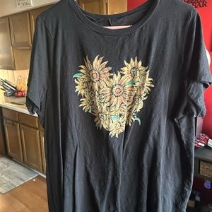 Torrid daisy tee. Size 2x. EUC